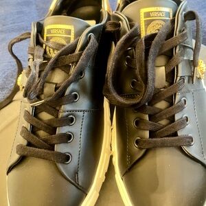 Preowned & authentic Versace Black Men's size 9 US 42 UK Shoes/sneakers.🇮🇹🇮🇹